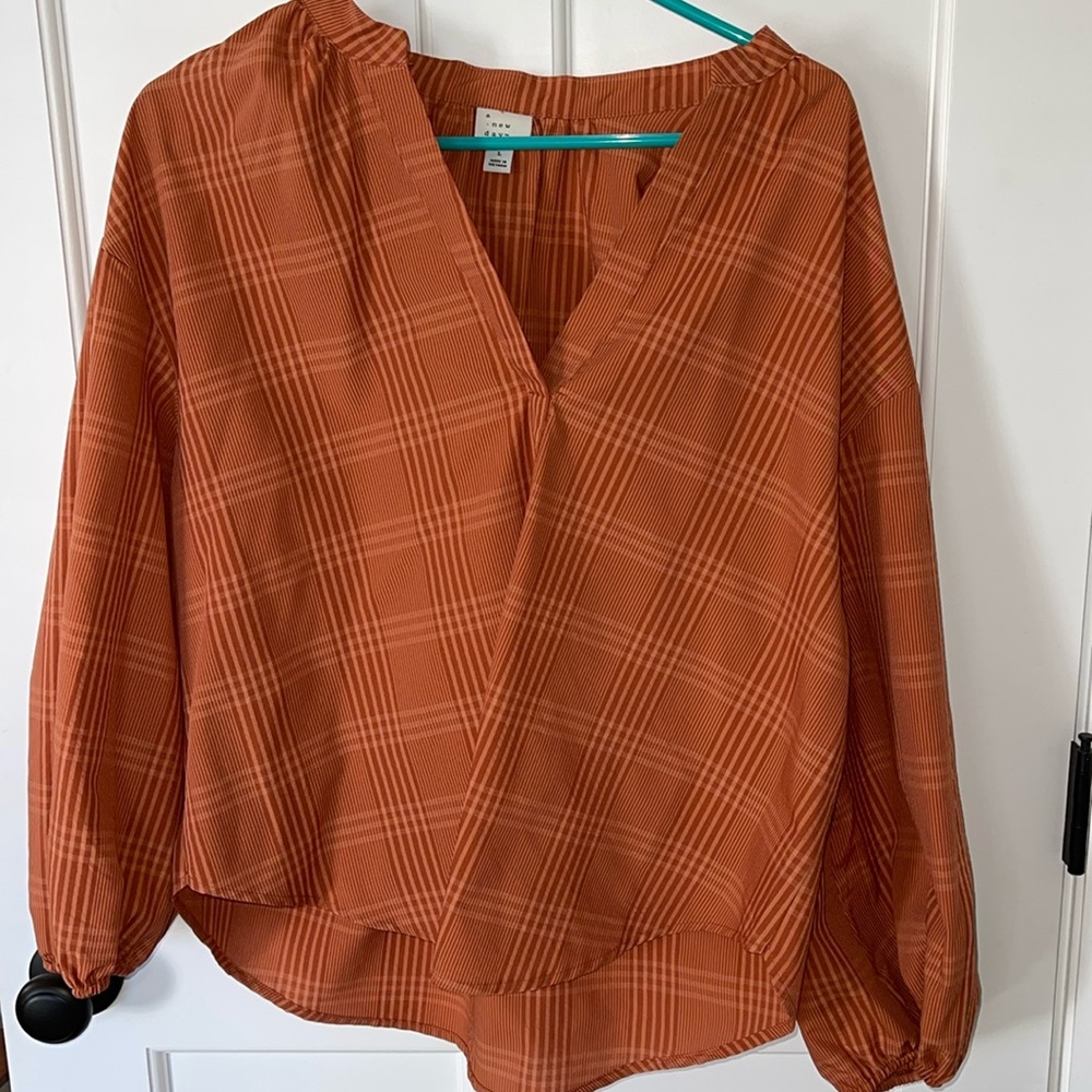 Beautiful plaid smocked top in orange. V neck and cuffed at sleeves